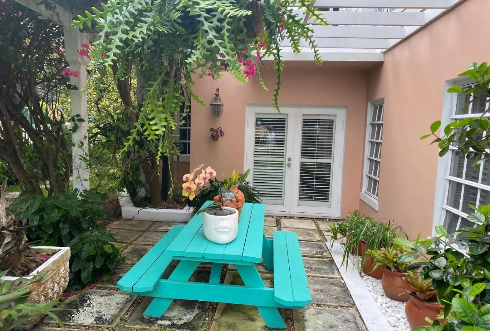 Beautiful Villa By The Beach Nassau