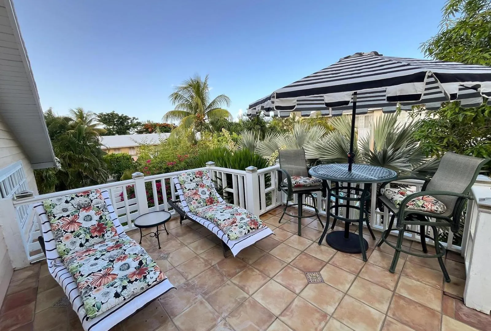 Beautiful Villa By The Beach Nassau Bahamalar