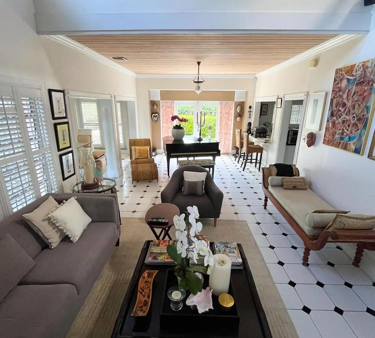 Beautiful Villa By The Beach Nassau